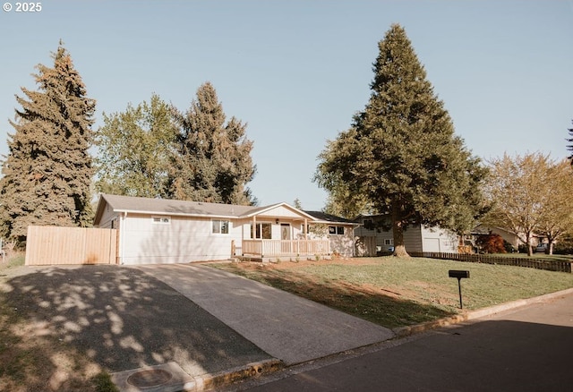 ranch-style home featuring fence, a porch, and a front yard