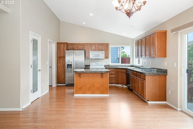 967 Whippoorwill Ct NW, Salem, OR 97304 - kitchen with stainless steel appliances, light wood finished floors, a center island, a chandelier, and dark countertops