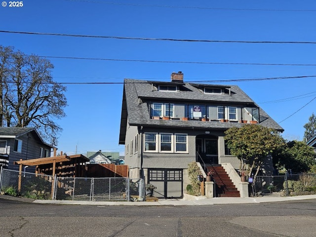 view of front of house featuring a fenced front yard, a gate, roof with shingles, and stucco siding