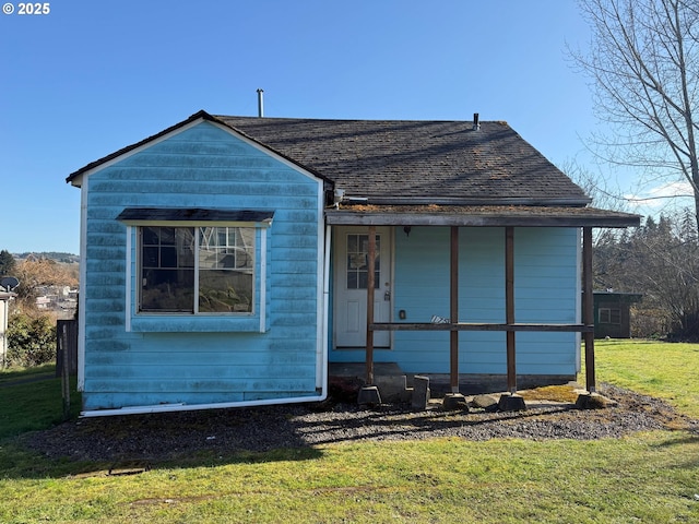 bungalow-style house featuring a front lawn and a shingled roof