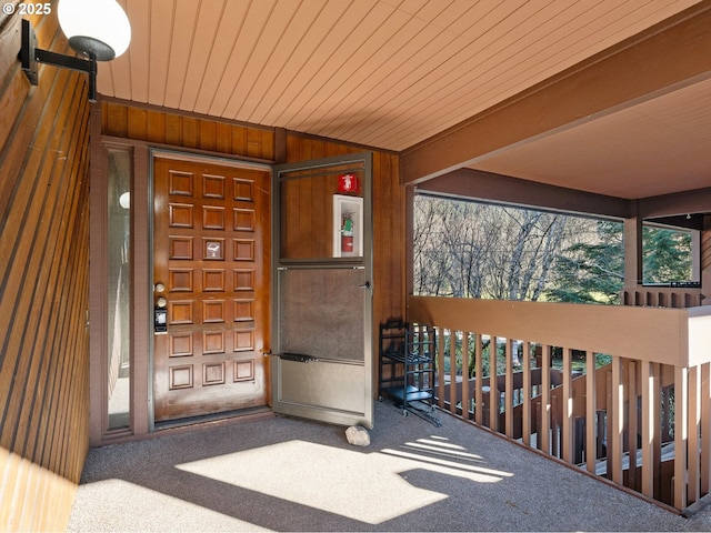 property entrance featuring a balcony