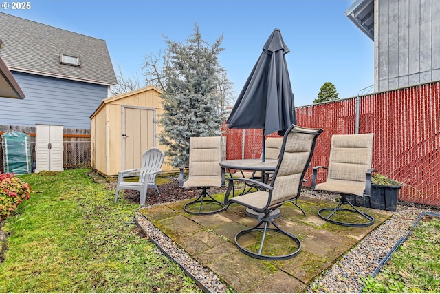 view of yard with an outdoor structure, a storage unit, and fence