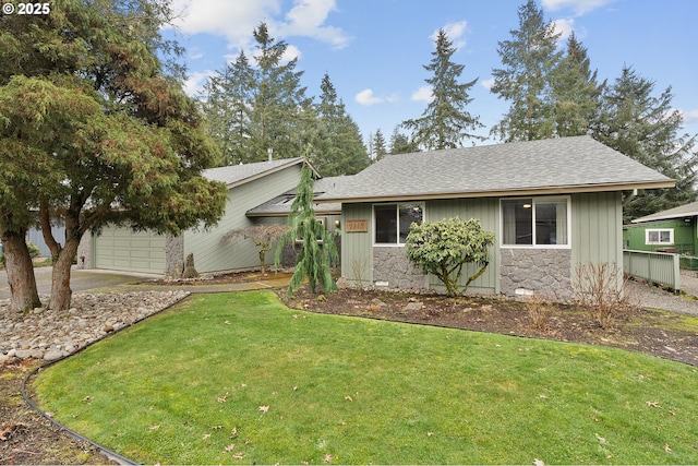 view of front of property featuring a front lawn