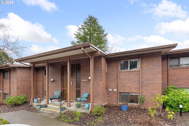 view of front of property featuring a patio area