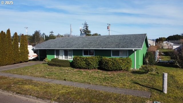 single story home with a front lawn