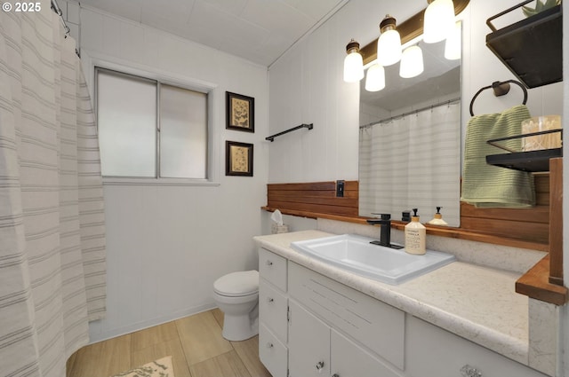 91760 Horse Creek Rd, Mckenzie Bridge, OR 97413 - bathroom with vanity, toilet, crown molding, and a shower with shower curtain