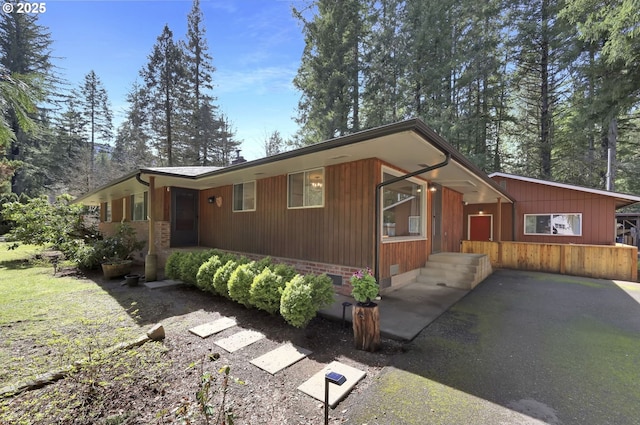 91760 Horse Creek Rd, Mckenzie Bridge, OR 97413 - view of front of home featuring crawl space
