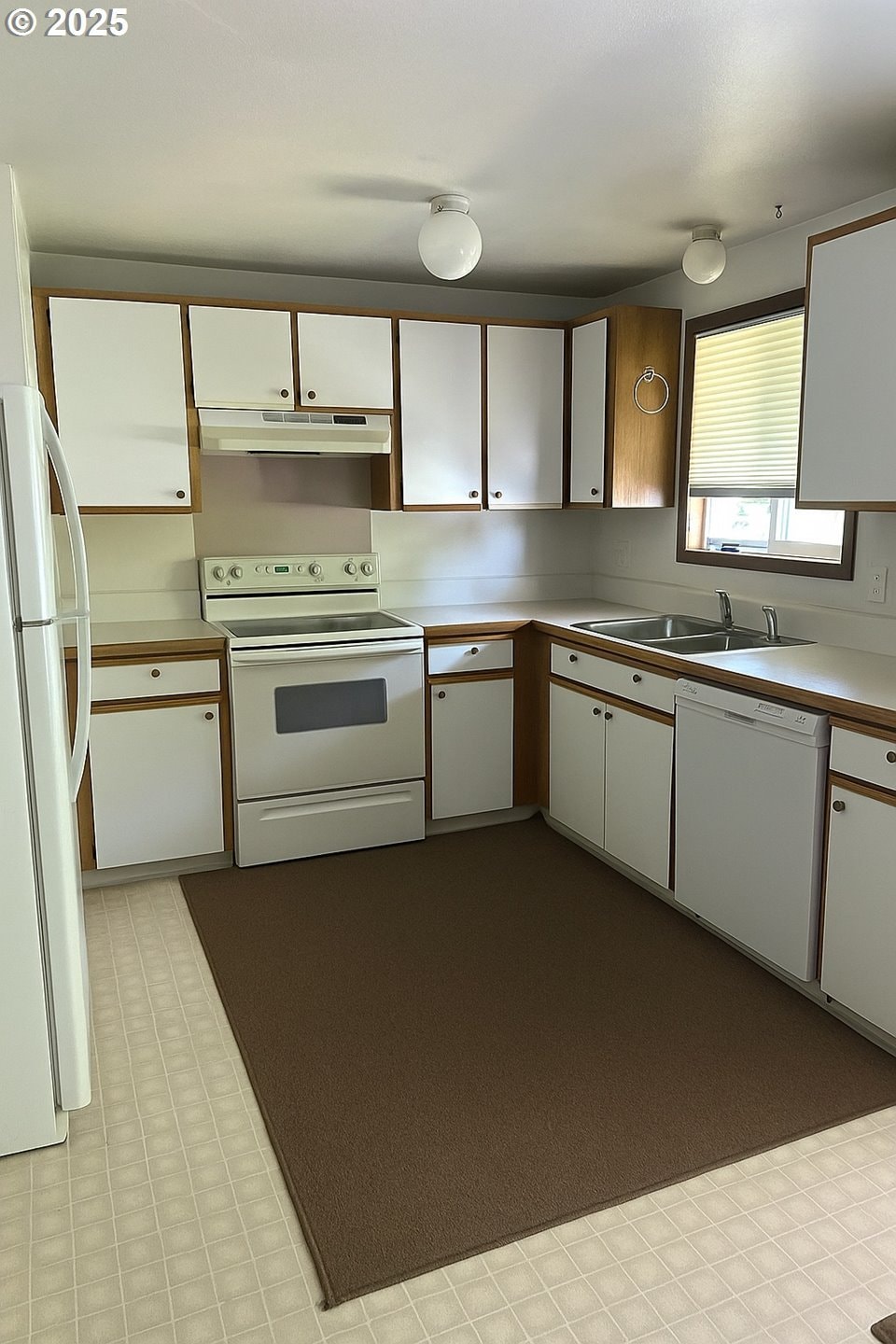 6100 NE 55th Cir, Vancouver, WA 98661 - kitchen with white appliances, under cabinet range hood, light countertops, and tile patterned floors