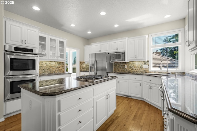 3852 Fairhaven Dr, West Linn, OR 97068 - kitchen featuring stainless steel appliances, a center island, light wood-type flooring, tasteful backsplash, and recessed lighting