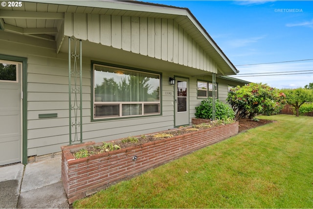 13140 SW Edgewood St, Portland, OR 97225 - view of front facade featuring a front yard