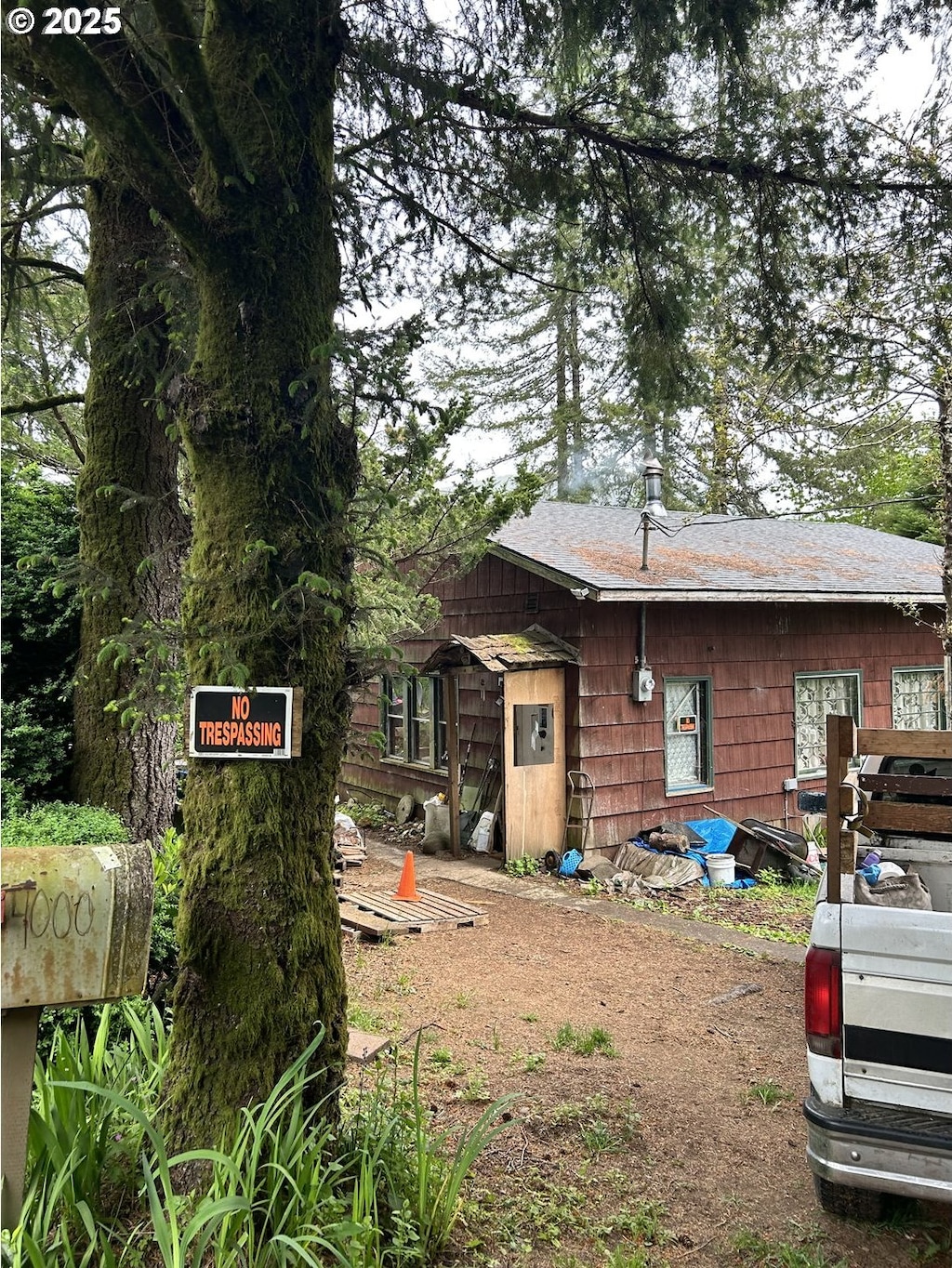 view of front of property featuring a shingled roof