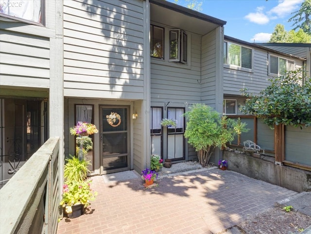 8512 SW Brightfield Cir, Tigard, OR 97223 - property entrance featuring a patio area