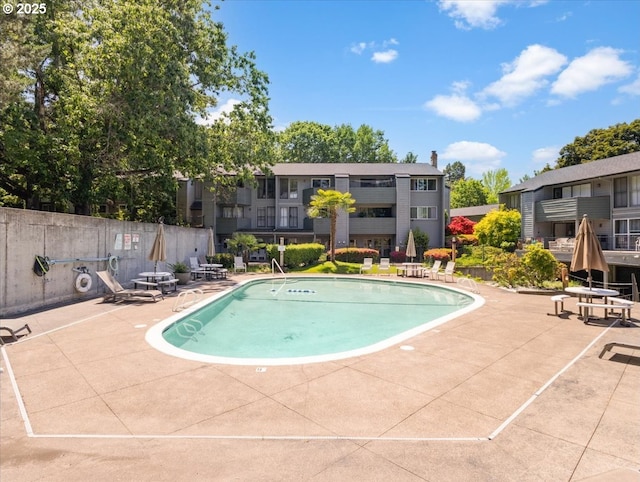 8512 SW Brightfield Cir, Tigard, OR 97223 - community pool with a patio