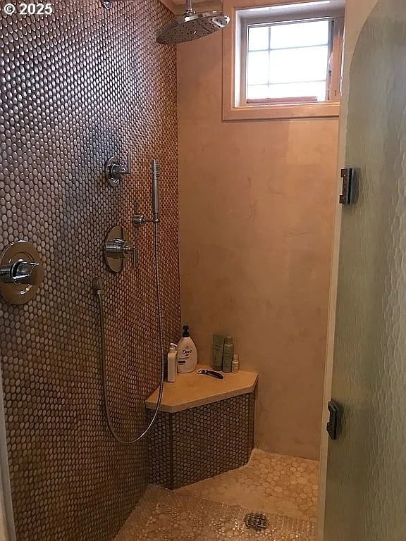 bathroom featuring tiled shower