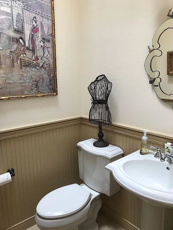 bathroom featuring sink and toilet