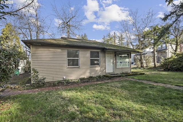 view of front of house featuring a front lawn