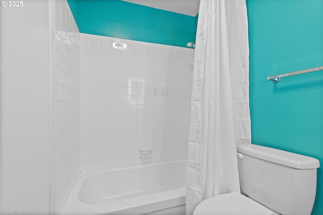 721 NW 76th St, Vancouver, WA 98665 - full bath featuring toilet and shower / tub combo with curtain