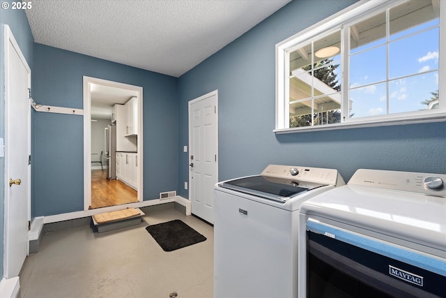 1050 D St, Baker City, OR 97814 - washroom with independent washer and dryer and a textured ceiling
