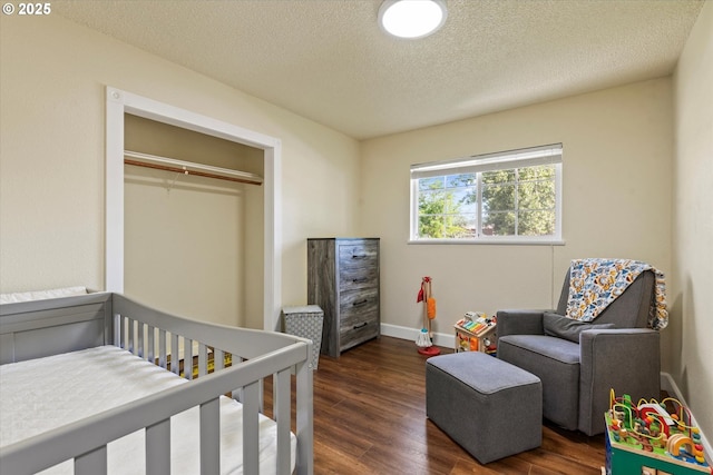 1050 D St, Baker City, OR 97814 - bedroom featuring dark wood-style flooring, a textured ceiling, and a closet