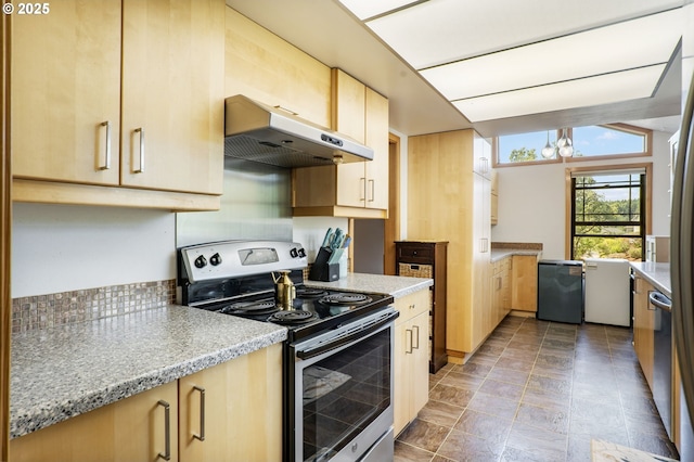 3327 Hillcrest Way, Forest Grove, OR 97116 - kitchen featuring stainless steel appliances, under cabinet range hood, light brown cabinets, and a chandelier