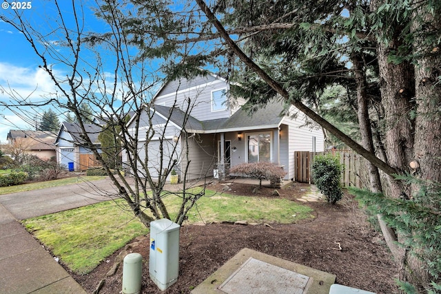 view of front of home featuring a front yard