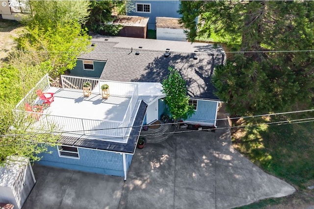 4976 NE K Ave, Neotsu, OR 97364 - hall with vaulted ceiling, light wood finished floors, and baseboards