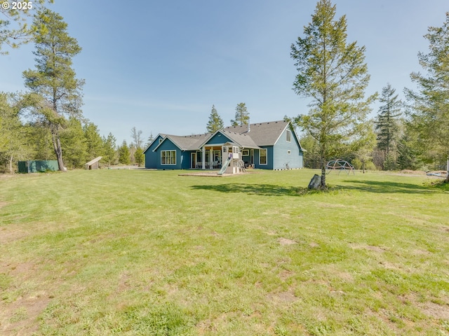 view of front of home featuring a front yard