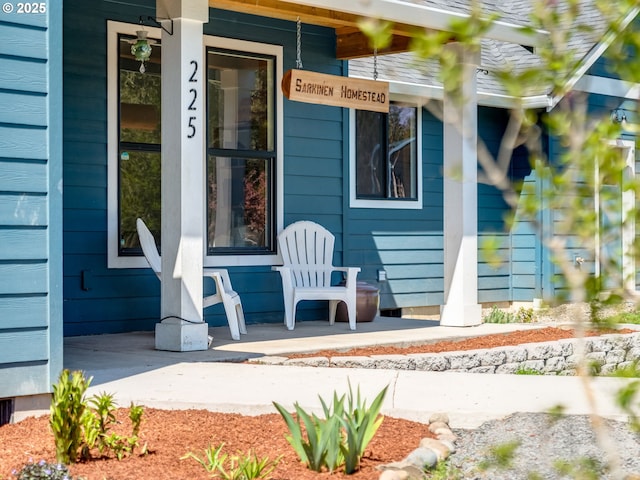 property entrance featuring a porch