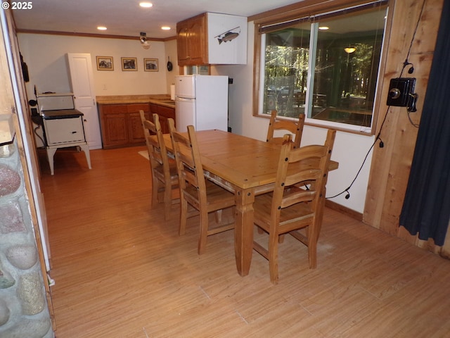 dining area with ornamental molding, light wood-type flooring, and recessed lighting