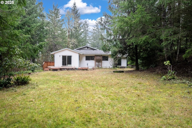 view of front of property featuring a deck and a front yard