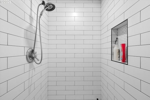 full bathroom featuring a tile shower