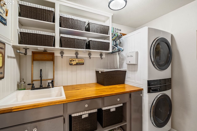 3817 NW Mccann Rd, Vancouver, WA 98685 - washroom featuring stacked washer / drying machine and cabinet space