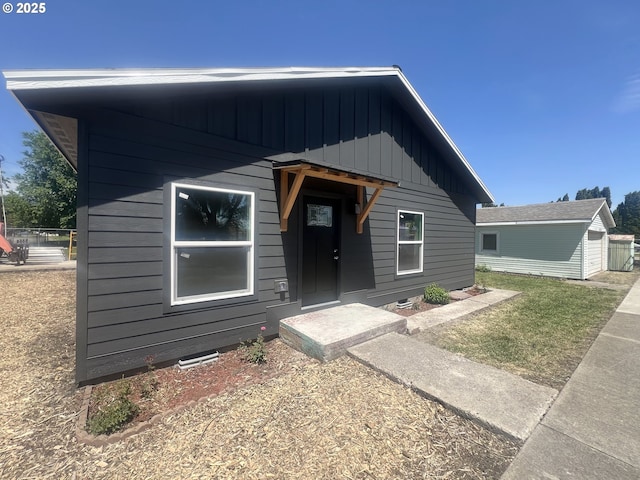 1801 Jackson Ave, La Grande, OR 97850 - view of front facade featuring board and batten siding