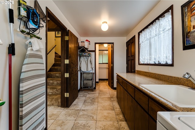 36910 Edgehill Rd, Springfield, OR 97478 - full bathroom featuring a sink