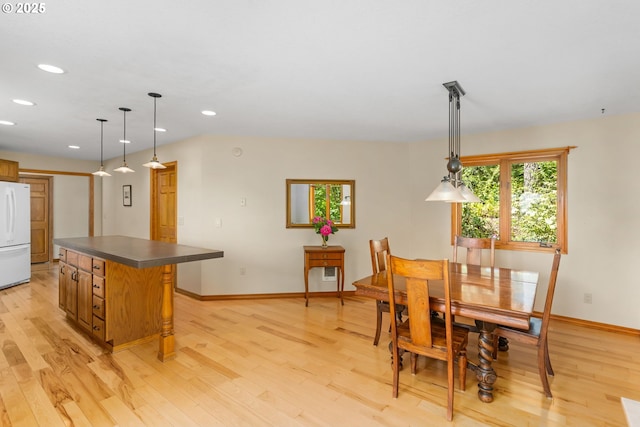 dining space featuring recessed lighting, light wood-style flooring, and baseboards