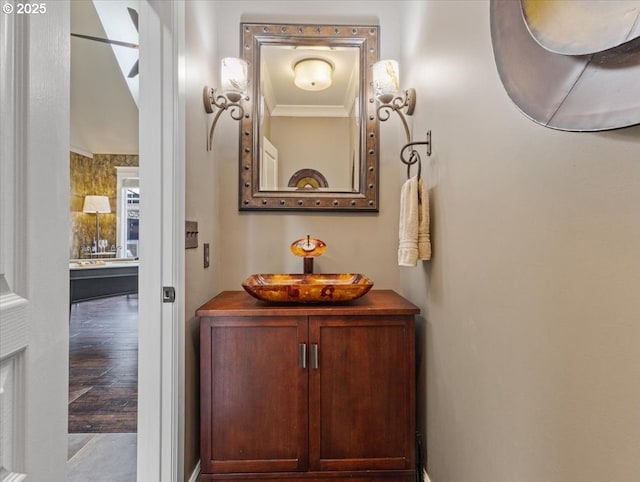 5610 NE Going St, Portland, OR 97218 - hallway with a sink