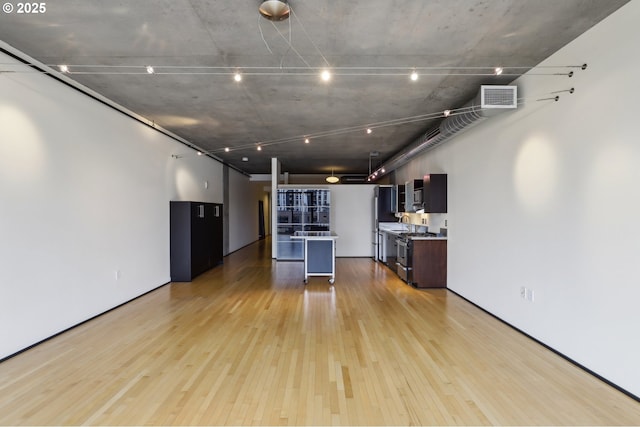 kitchen featuring light wood-style flooring, visible vents, stainless steel range with gas cooktop, and a kitchen island