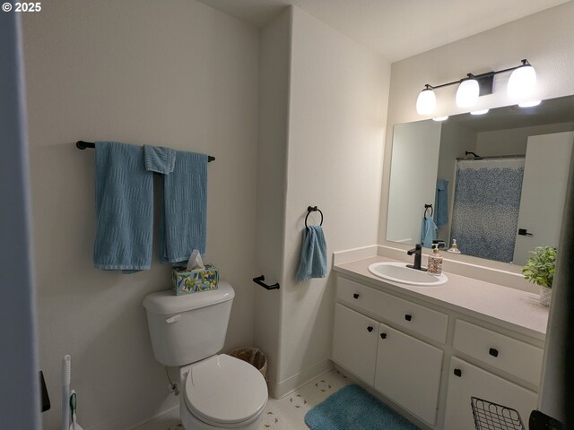 250 W 13th St, Lafayette, OR 97127 - full bathroom featuring toilet, vanity, baseboards, and a shower with shower curtain