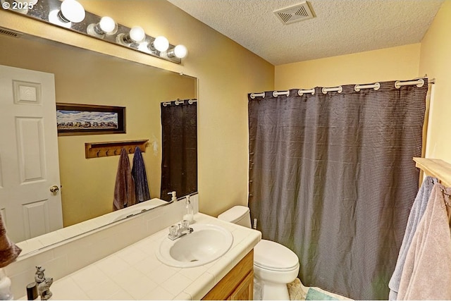 5752 SE Popes Pl, Hillsboro, OR 97123 - bathroom with toilet, a textured ceiling, vanity, and curtained shower