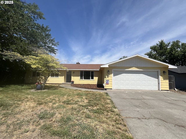 940 W Madrona Ave, Hermiston, OR 97838 - ranch-style house featuring driveway, a garage, and a front lawn