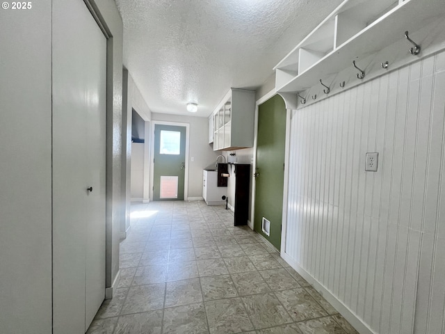 940 W Madrona Ave, Hermiston, OR 97838 - hallway with a textured ceiling and a sink