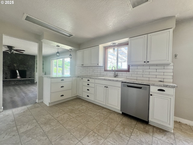 940 W Madrona Ave, Hermiston, OR 97838 - kitchen featuring dishwasher, a textured ceiling, a peninsula, a ceiling fan, and backsplash