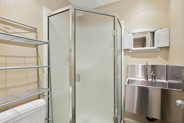 152 Palos Verdes, White Salmon, WA 98672 - full bathroom featuring toilet, a sink, and a stall shower