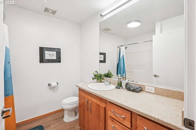 1125 NW 9th Ave Unit 427, Portland, OR 97209 - full bath featuring wood finished floors, vanity, and a shower with curtain