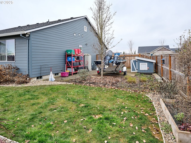 view of yard featuring an outbuilding