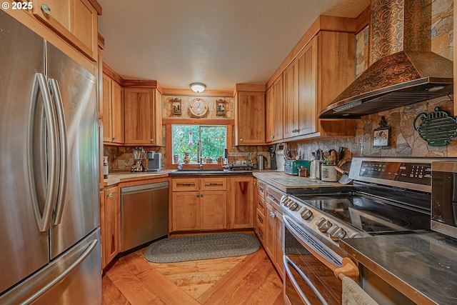 kitchen with sink, backsplash, stainless steel appliances, custom range hood, and light wood-type flooring