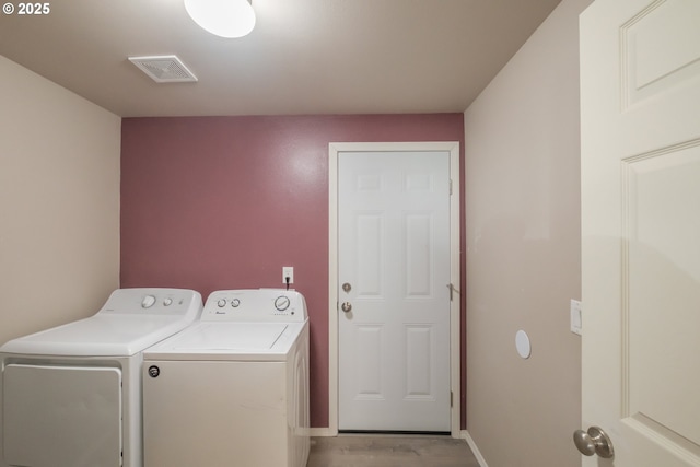 washroom with light wood finished floors, visible vents, laundry area, independent washer and dryer, and baseboards