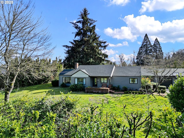 view of front of house featuring a front lawn