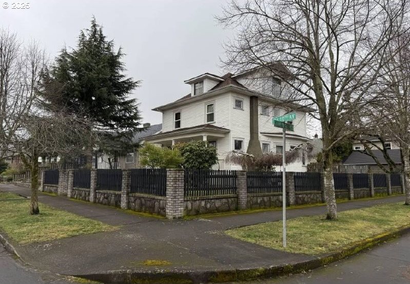 view of front of home with a fenced front yard