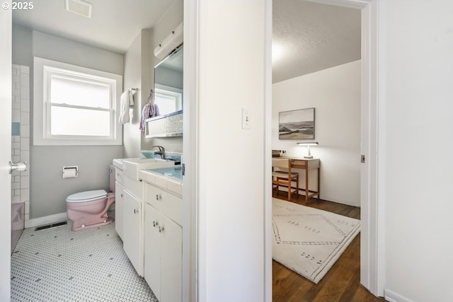 full bathroom featuring visible vents, baseboards, toilet, and vanity